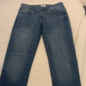 Jeans - Säljer dessa jeans som nästa aldrig blivit använda pågrund av storlek. Passform är regulator fit