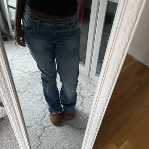 Lågmidjade bootcut jeans  - Säljs för de är förstora på mig😇