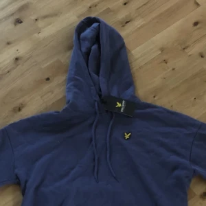 Lyle and scott hoodie  - Säljer en helt ny Lyle & Scott hoodie med lappar kvar, endast testad. Storlek L men sitter mer som en medium. Skriv för fler frågor eller bilder 😊