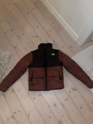 The North Face Jacka - Säljer min North Face jacka som jag köpte i december 2022, endast använd den vintern och lite nu när de är kallt. Inga skador endast två små fläckar som knappt syns. Skriv privat för mer bilder eller frågor. Läs bio före köp!