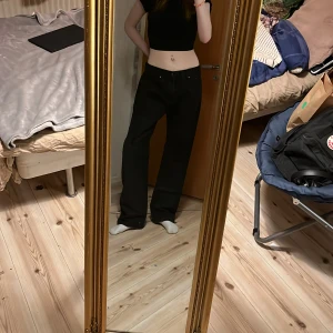 Baggy jeans - snygga lågmidjade baggy jeans. Förstora på mig så håller in på bild. Funkar med bälte. midjemått: 88 cm || innerbenslängd: 87 cm ⚡️