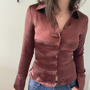 Vinröd blus  - Vinröd blus från Carin wester, använd 1 gång ⭐️