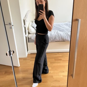 Kostymbyxor  - Säljer mina svarta kostymbyxor som funkar till allt! Jag är 162 cm lång, mitt pris: 120 kr + frakt💕