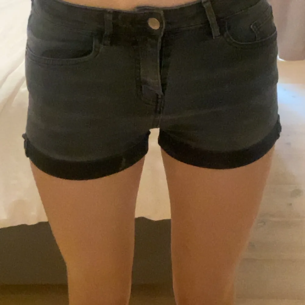 Säljer mina jeansshorts då de inte kommer till användning.💞 Shortsen är väldigt strechiga och passar någon i storlek xs/s. Skicket är bra och använd fåtal gånger. Pris kan diskuteras!! Skriv vid intresse eller frågor💕💕. Shorts.