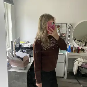 Fin brun sweatshirt i storlek M säljer för att den inte kommer till användning💖