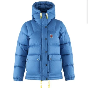 Fjällräven Expedition Down Lite Jacket - Säljer min fjällräven vinterjacka, varmaste och skönaste jackan jag haft, passar strl S-L (oversized för S och M), använd en vinter men tvättad och ren. Utan defekter.