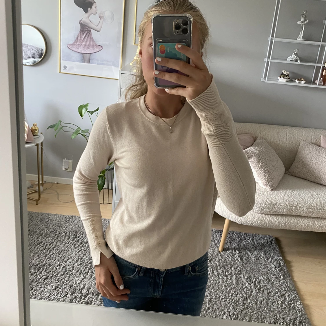 Beige tröja med guldknappar 