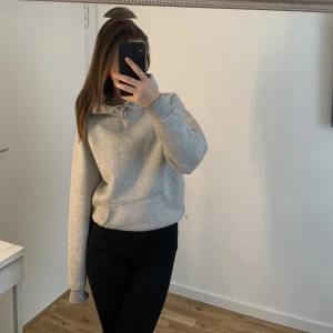 Hoodie - Säljer då den aldrig kommer till användning. Skicket är bra och har nästan inga tecken på användning😊