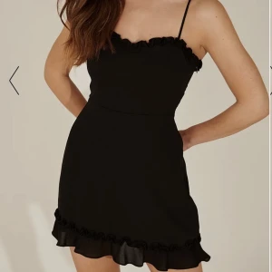 Klänning  - Superfin svart lite festligare klänning som tyvärr är förliten för mig. 💓 den har supersnygga volanger längst kanterna både där uppe och där nere. Fint skick.💓