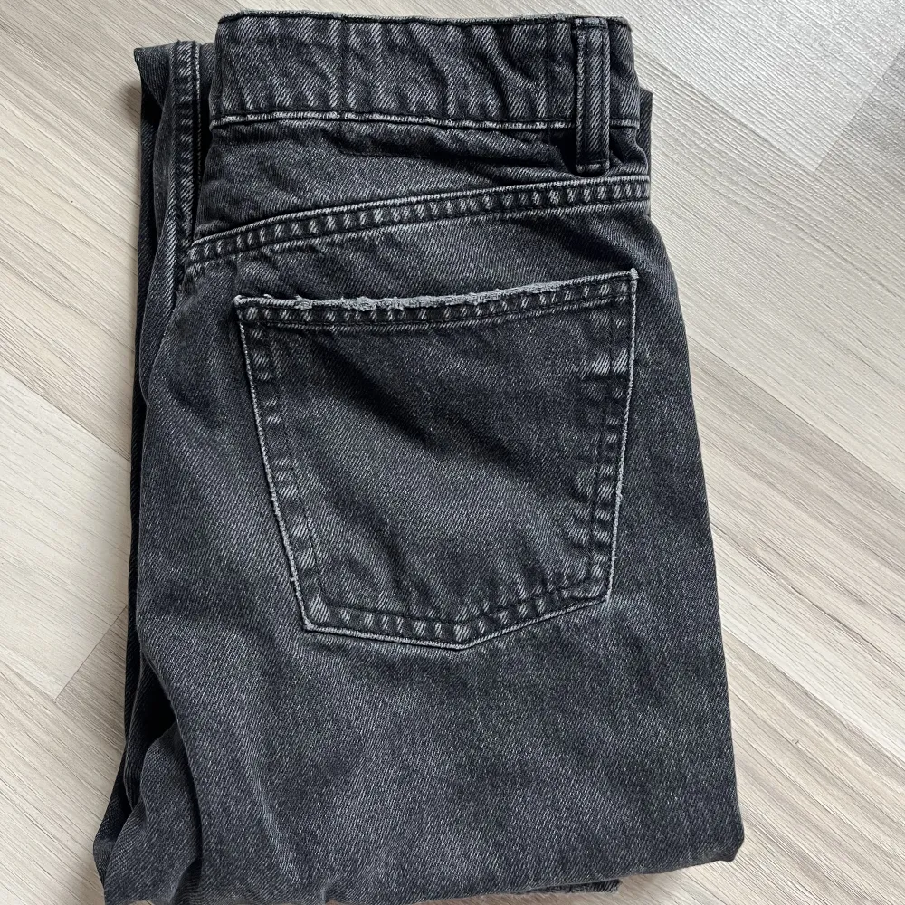 Säljer dess midwaist jeans från zara som är lite för små nu. Jeans & Byxor.