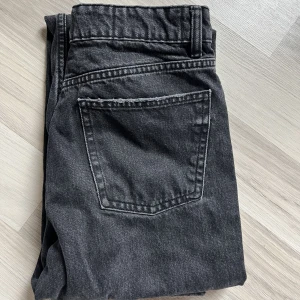 Jeans  - Säljer dess midwaist jeans från zara som är lite för små nu
