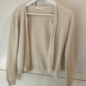 Kodta - Säljer denna lätt glittriga kofta från Chloe! Perfelt för att göra en outfit lite roligare! 