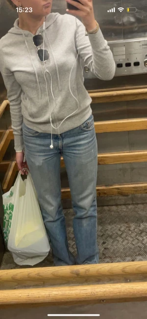 Levis - Vintage Levis, ingen aning om storlek då lappen är borta men skulle motsvara en 30/32 alltså 36/38 beroende på hur man vill att de ska sitta. Jag är en 36 för referens , har ett hål på baksidan av benet men det är en snygg slitning 👍🏼