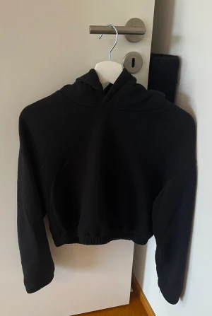 Hoodie från Zara - Svart hoodie med låg midja från Zarah. Har huva.🌸