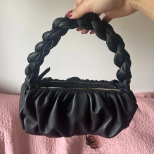 Handväska från mango - Sjukt snygg väska från mango. Kommer tyvärr ej till användning därav oanvänd. 