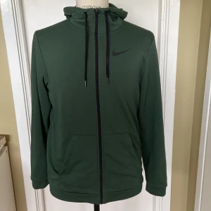 Munkjacka Nike dri-fit - Nike tunnare munkjacka i 75% polyester och 25% viscose Tvättas i 30grader fintvätt. Bra skick