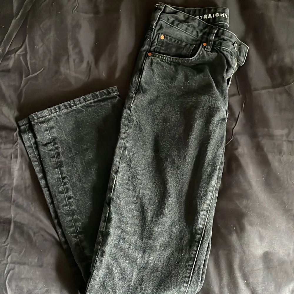 Säljer mina jeans från bikbok då dom inte kommer till användning.  Dom är använda ett fåtal gånger och är i bra skick.. Jeans & Byxor.