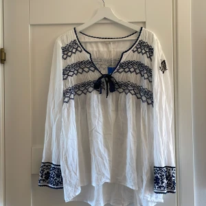 Blus från Odd Molly!  - Säljer den här fina blusen från odd Molly, köpt på Sellpy. Säljer den på grund av att storleken inte passar. Skriv för fler bilder eller funderingar! 😊 Köparen står för frakten!🥰