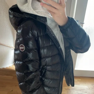 Colmar jacka - Säljer denna super snygga colmar jackan, som jag tyvärr inte använder längre💕jackan är i nyskick. Skriv privat för mer bilder.