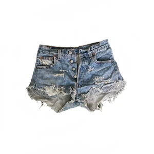 Levis shorts - Blåa Levis shorts. Midrise. Färgen är mer som på första bilden. Köparen står för frakten!