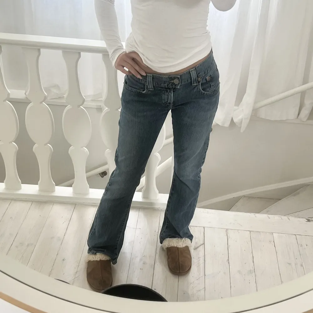 Skit snygga lågmidjade Levi’s jeans som tyvärr inte kommer till användning. Passar mig som har storlek 36. Priset går att diskutera. Om man har några frågor är det bara att skriva!!🥰. Jeans & Byxor.