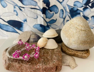 Fotlänk med blommor - Fotlänken är gjord med kärlek och tålamod. Fotlänken är gjord på pärlor med blommor gjord av pärlor. Den är slittålig och klara att badas och duschas med.