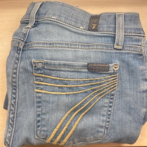 Low waist boot cut jeans - Älskar dom här jeansen! 😻Bra skick och har använt endast 1 gång pågrund av att de är för långa. Säljer endast för 1300kr (original pris 2400kr) 💘Vet inte exakt vilken storlek eftersom jag inte hittar dom online, skulle gissa på xs/s!👖💙