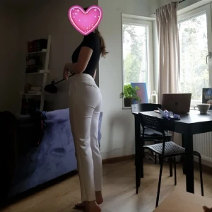 Zara kostymbyxor  - Vita Zara kostymbyxor som användes en gång på skolavslutningen.