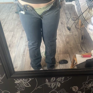 Säljer ett par lowrise jeans - Säljer dessa jeans pågrund utav att dom är för små. Inget fel annars utan den söndriga delen på bild 3