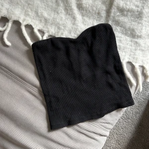 Svart tubtopp - Svart ribbad tubtopp från Gina i storlek xs. Säljer då den blivit för liten för mig. 