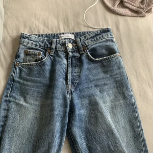 Jeans - Dom är midrise från zara, fråga för mer bilder