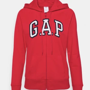 röd GAP hoodie - säljer min coola röda GAP tröja