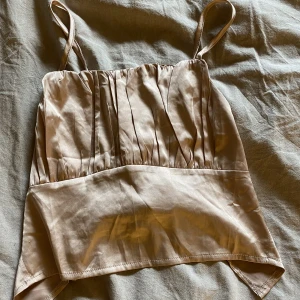 Linne - Silkeslinne med snörning i ryggen