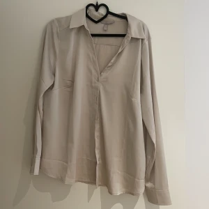 Sidenskjorta - HM - Champagnefärgad/beige sidenskjorta från HM i fint skick, använd mycket lite. 