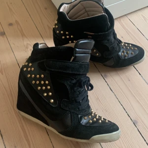 Skor  - Säljer dessa snygga skor med guld nitar! Ser ingen stolek men sitter perfekt på mig med stolek 37 så skulle säga att dom är i 37. Köpta i en secondhand affär för ungefär 1 år sedan. Dom är lite Isabelle marant liknande.