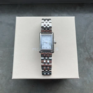 Mockberg klocka - Helt oanvänd ”Timeless Silver” klocka från Mockberg. Plombering och plastfilm sitter kvar, dvs aldrig använd tidigare. Armbandet är justerbart