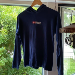 Vintage Diesel - Vintage långarmad tröja från Diesel med luva. 
