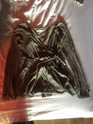 Odd molly omlottopp - Uuuuurgullig omlottopp från odd molly. Köpt här på plick, men passade inte riktigt på mig tyvärr. Strl 2 vilket jag skulle säga motsvarar S/M. Färgen är grå/brun❤️❤️❤️❤️