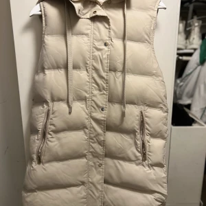 Zara väst - Oversize beige väst från zara. Storlek xs passar även större storlekar. Aldrig använd