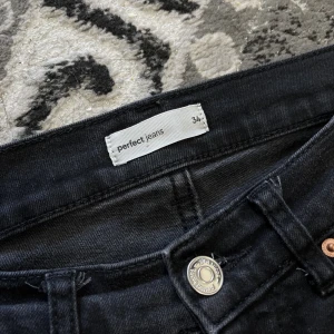 Flate low waist jeans - Original pris: 499kr. Superfina svarta low waist jeans i storlek 34. Kommer inte till användning längre för mig 💞
