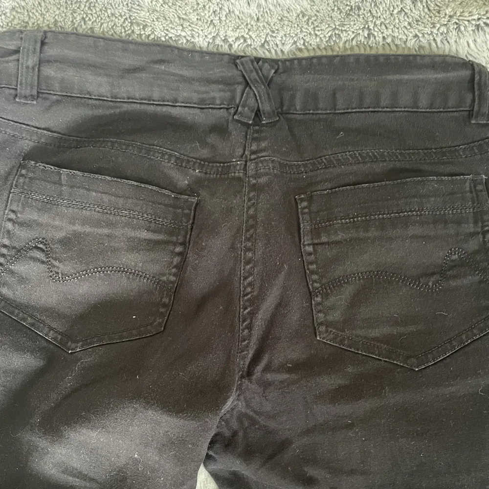 Supersnygga svarta low waist byxor i typ jeans material, nyskick. De passade tyvärr inte mig så därför säljer jag dem :( Står storlek 40 men skulle säga att den passar M/38 💖. Jeans & Byxor.