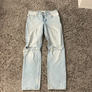 Zara jeans - Säljer nu dessa fina zara jeans som tyvärr inte passar mig längre men är i väldigt gott skick! Hör gärna av er om ni undra hur jeansen sitter på så skickar jag bilder där💕