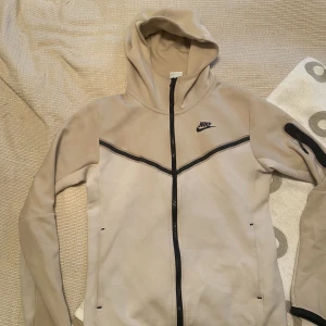 Nike tech fleece - Säljer min Nike tech nytt skick från Nikes hemsida. Säljer pga att jag knappt använt plagget. Kom dm för mer bilder, pris kan diskuteras. Kan mötas i lund 