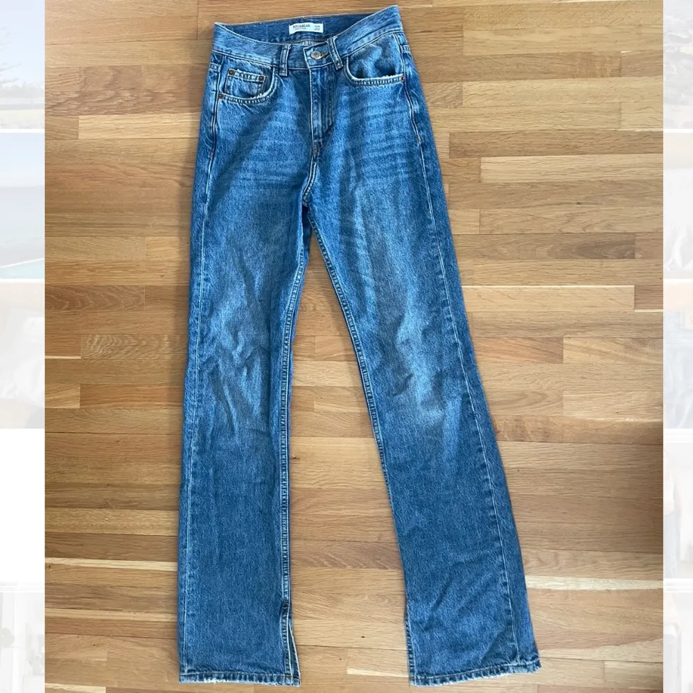 Superfina jeans från Berskja som tyvärr blivit alldeles försmå. Har en fin slits där nere vid insidan🫶🏻. Jeans & Byxor.