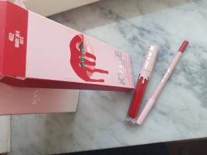 Kylie jenner lipkit och bodyscrub - Klassikt rött och matt. Penna och läppstift enbart testat en gång. Scrub oöppnad.  299:- för båda.