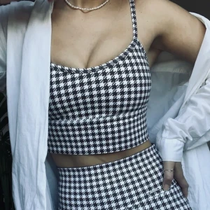 Off-White Dogtooth Strap Bra från Aimn - Sport-bh från Bianca Ingrossos ”boss babe” samarbete med Aimn. Finns ej att köpa längre. Den är använd ca 1 gång så verkligen nyskick! Nypris 449kr.🥰