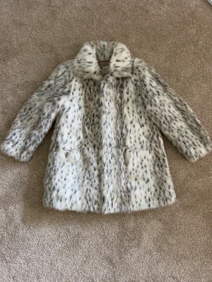 Fuskpäls - Otroligt snygg fuskpäls från River Island. Köparen står för frakt. 