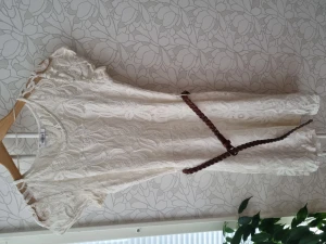 Lace dress in size XS/S - Nice dress in size XS/S. The length is approximately above the knees, and the colour is off-white, lightbeige. Used a few times.