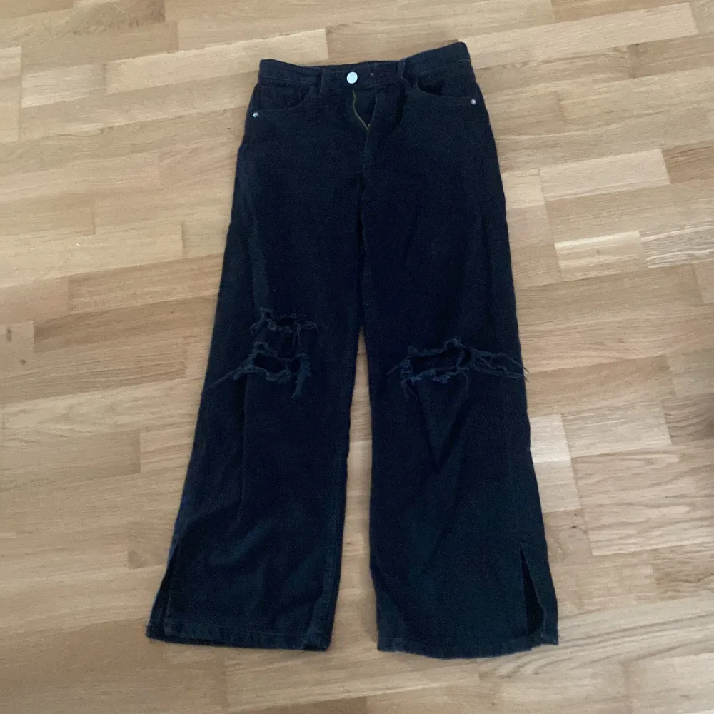 high waist svarta byxor, barn storlek, och adjustable waist , lite använda, fint skick!❤️. Jeans & Byxor.