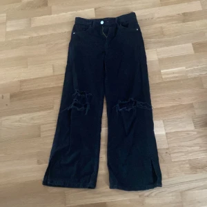 jeans barn - high waist svarta byxor, barn storlek, och adjustable waist , lite använda, fint skick!❤️